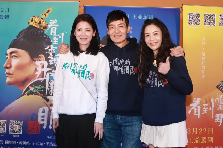 陳明真（左）一家四口都來了。鳳凰藝能提供