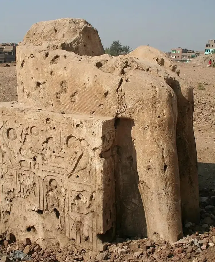 德國考古學家1930年挖到的拉美西斯二世坐像下半部。