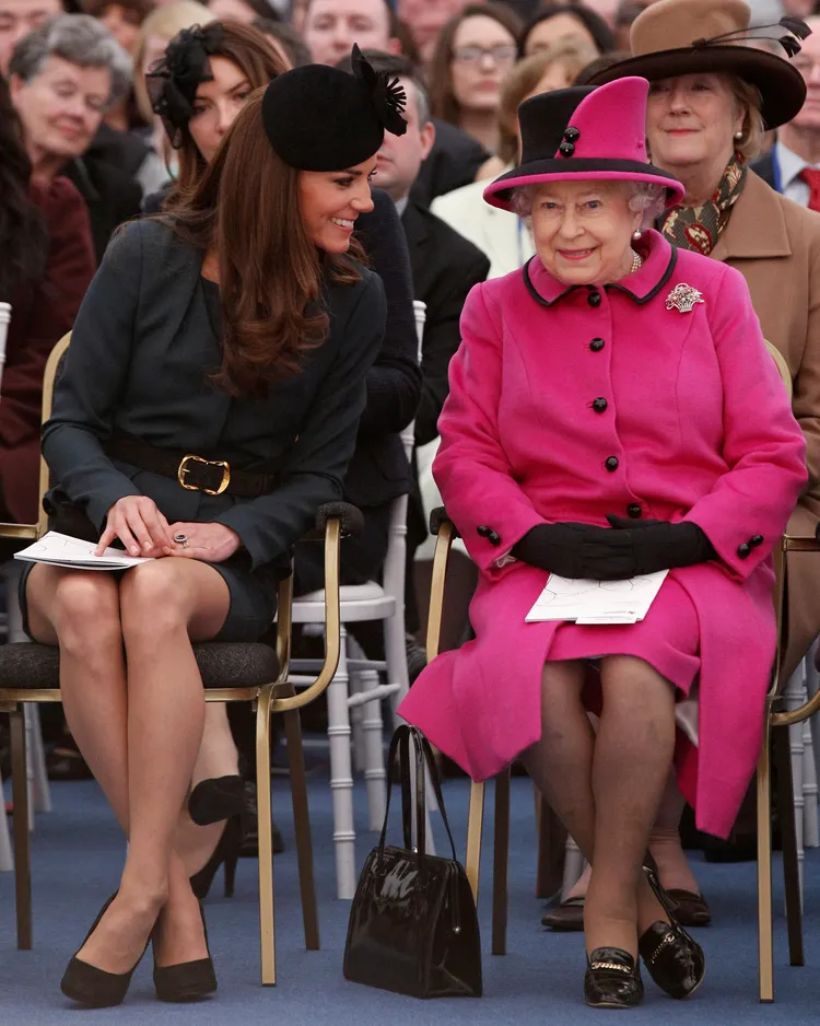 凱特（左）嫁入皇室後，觀察並遵循英女王的行事原則獲得認可。路透