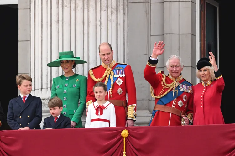 英國國王查理三世（右二）與卡蜜拉王后、威凱夫婦與3位子女，是目前英皇室的核心成員。路透