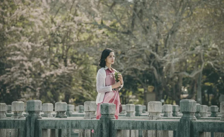 吳子霏演出女主角阿純，劇中有多人追求。公視台語台提供