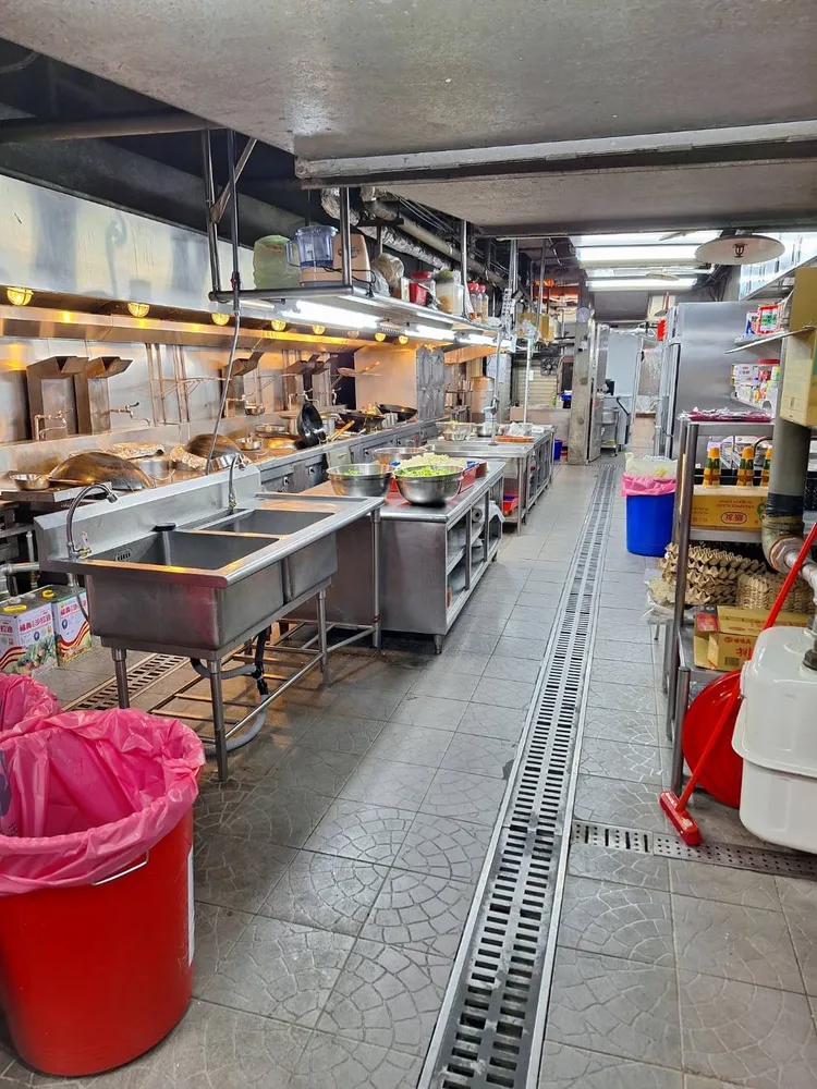 餐廳改裝成地下賭場，業者安排廚師入駐，打造精美餐點供賭客食用。翻攝畫面