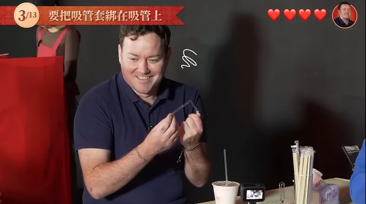 在早餐店用餐時，吸管套要綁在吸管上。翻攝《Ku's dream酷的夢-》的YouTube頻道
