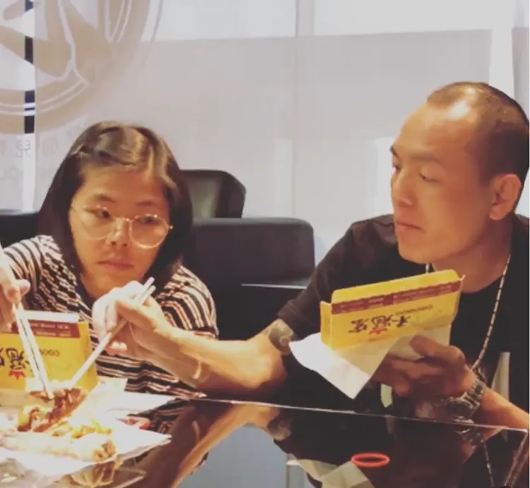 春風（右）和員工菸酒拉感情好。混血兒娛樂提供