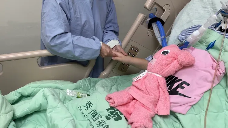 醫護人員進行手腳按摩。彰化秀傳提供