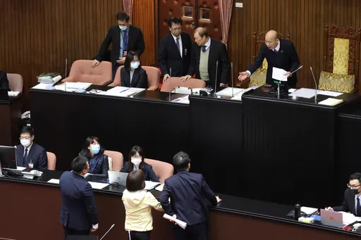 韓國瑜邀三黨團協商沒結論！藍嗆恢復質詢「就吃x」　綠盼校正回歸