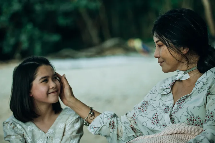 金馬影后吳家麗（右）飾演任達華媽媽。華映提供