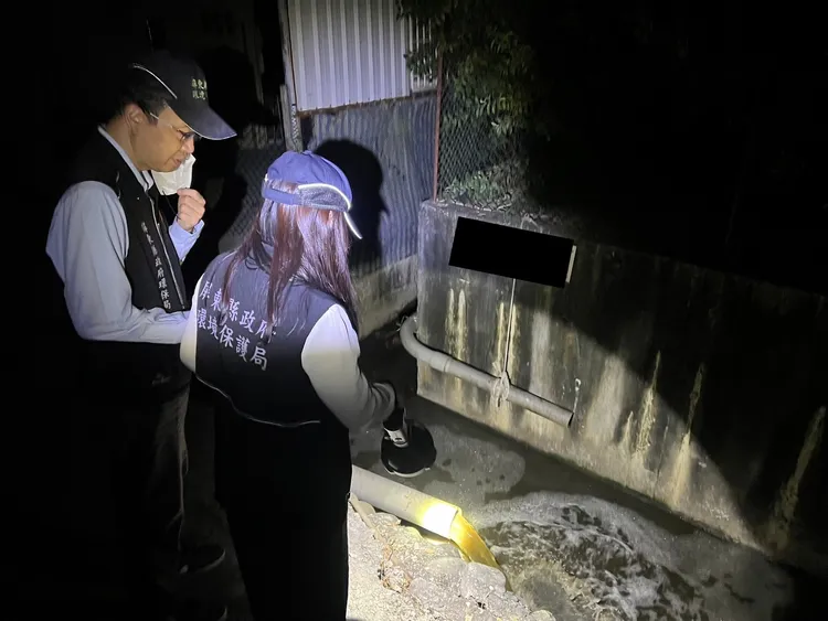 查獲畜牧場排放廢水。縣府提供