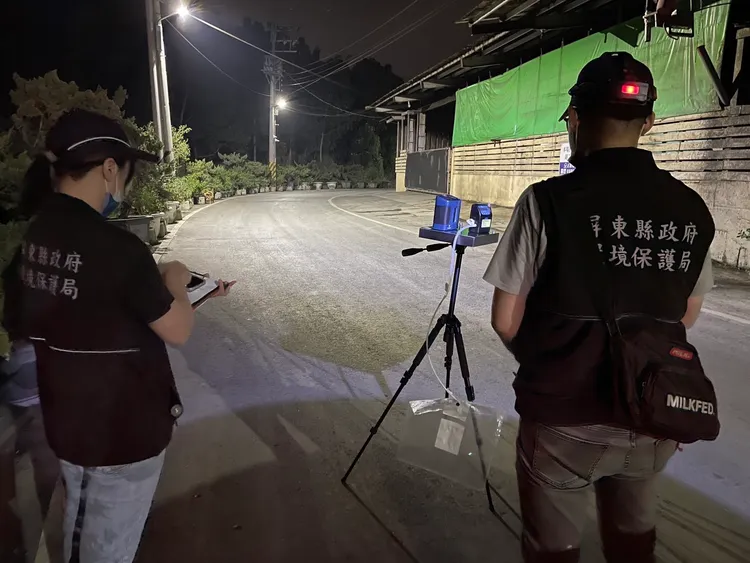 畜牧場周界明顯異味，稽查員執行異味官能採樣作業。縣府提供
