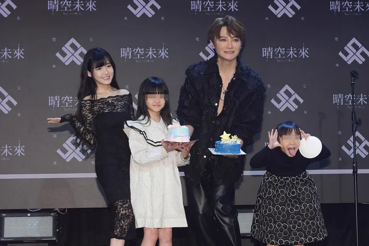 花花前天帶女兒驚喜現身阿沁記者會為他慶生。翻攝花花臉書