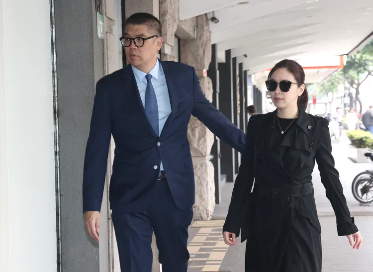 連勝文（左）與妻子蔡依珊連袂抵達。彭欣偉攝