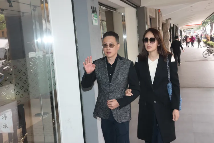 賈永婕（右）挽著老公前來。彭欣偉攝