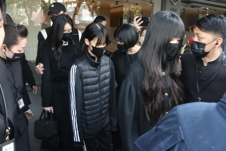 小S女兒跟著奶奶離開。彭欣偉攝