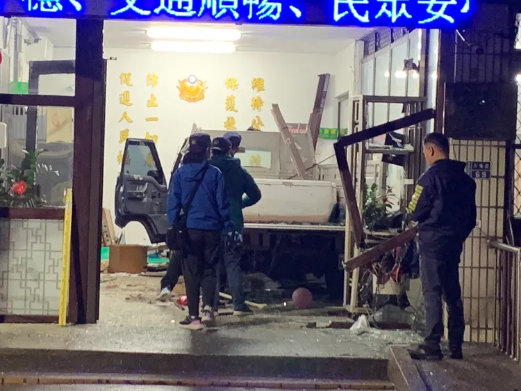 簡男駕駛小貨車衝進八堵派出所，造成一名員警喪命。記者葉先鵬攝影