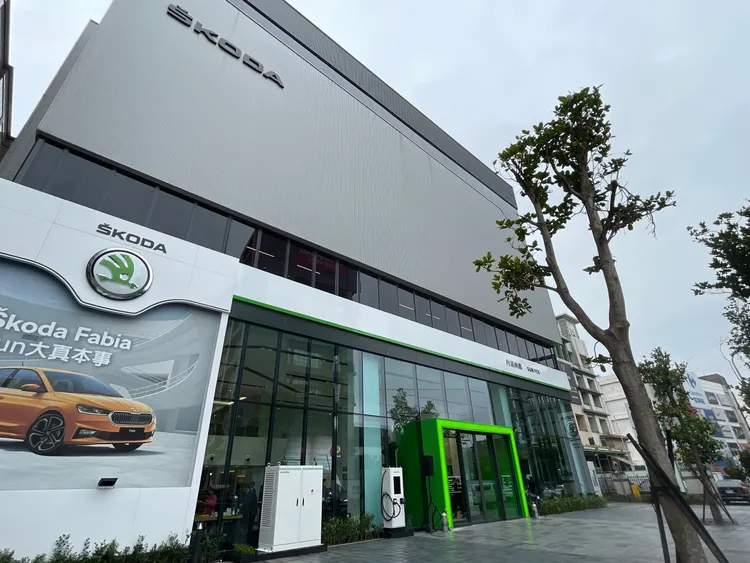 Škoda 尚鵬內湖旗艦展示暨服務中心占地總面積逾800坪、室內室外總使用面積高達2278坪。林浩昇攝