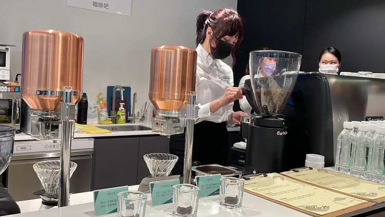 客休區導入兩組FlavorDrip風味原萃第四代 AI 智能手沖咖啡機。林浩昇攝