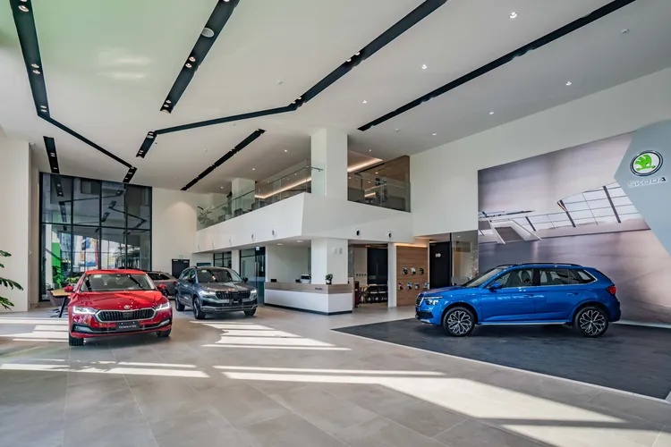 新車展示區挑高逾7米、面積約200坪，可展示最多達9輛 Škoda 車款。業者提供