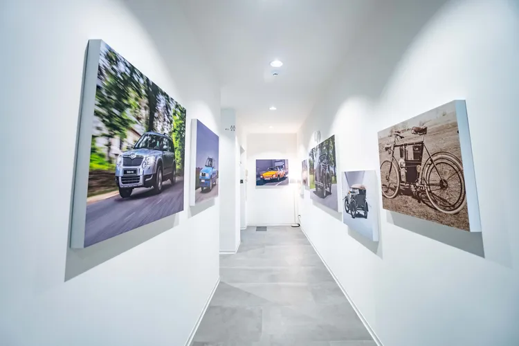 展示中心廊道兩側設有全台獨家的 Škoda 產品歷史牆。業者提供