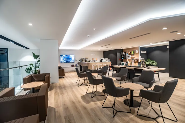 透過簡潔配色和質感俱佳的歐洲進口傢俱，營造出令人舒適愉悅的輕鬆感受。業者提供