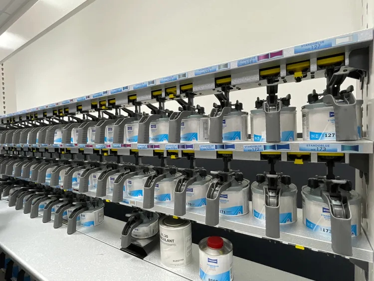 四樓配置了獨立調漆室與全自動調漆台。林浩昇攝