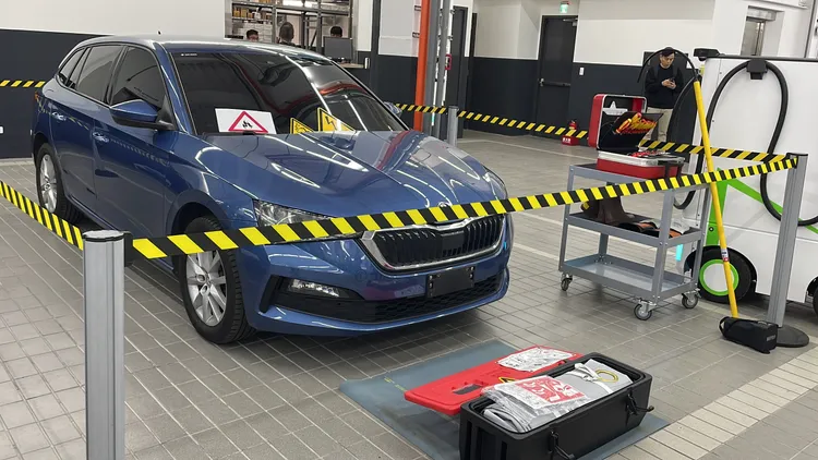 Škoda 尚鵬內湖服務中心特別預先規劃 2 個EV電動車專屬工作位，並採購了維修電動車輛專屬的絕緣手工具。林浩昇攝