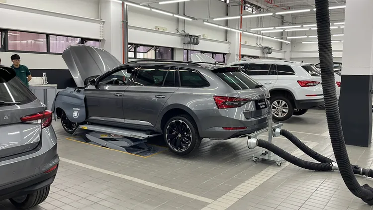 快速保養區及引電維修工作位均配置JONNESWAY客製化專業工具櫃與 Škoda原廠規格維修工具組，還配置最先進德國福斯集團VAS認證的德國進口BEISSBARTH百世霸四輪定位機。林浩昇攝