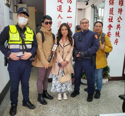 3菲籍遊客來台搭公車弄丟手機　士林警趕赴現場替她找回
