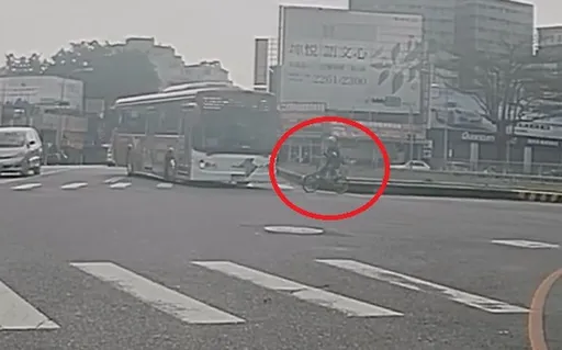 獨家｜台中離譜公車左轉「切西瓜」！逆向再闖紅燈　單車阿伯嚇傻了