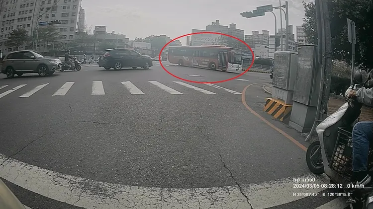 公車最後闖紅燈左轉往永春東路方向駛去。讀者提供