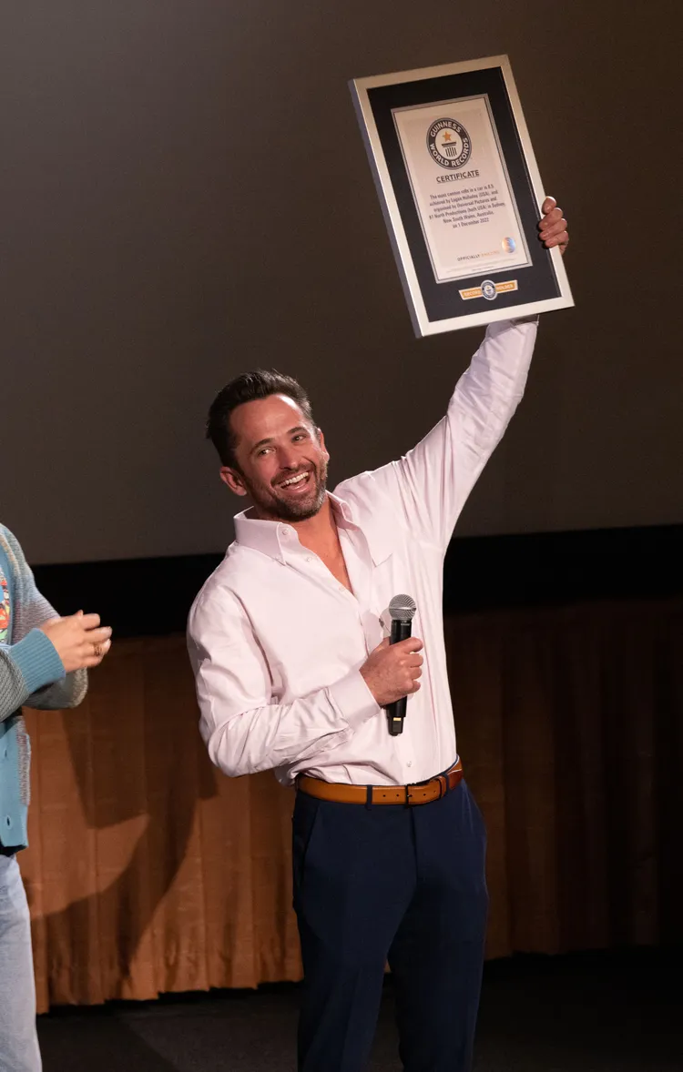 羅根霍勒迪喜收金氏世界紀錄證書。UIP提供