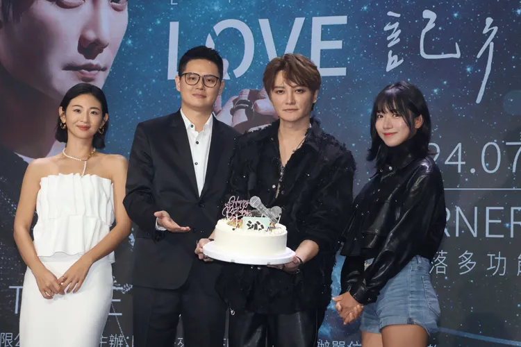 企鵝妹（右一）幫阿沁慶生。莊宗達攝