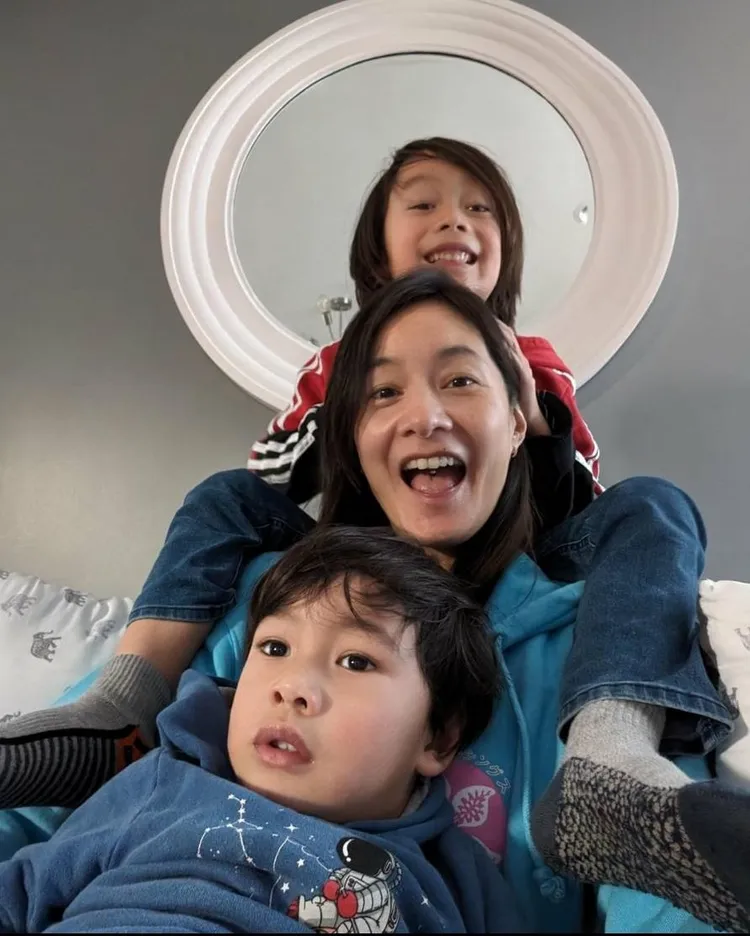 Janet（中）育有2子，活潑好動。翻攝Janet臉書
