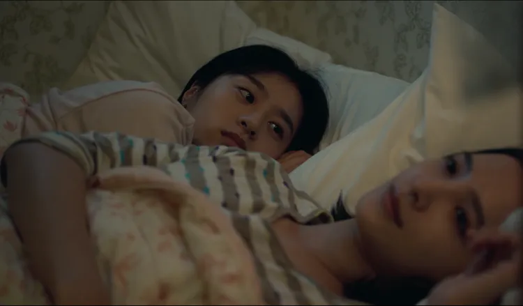 吳子霏（右）、許莉廷劇中是一對流落異鄉的姊妹花。公視台語台提供