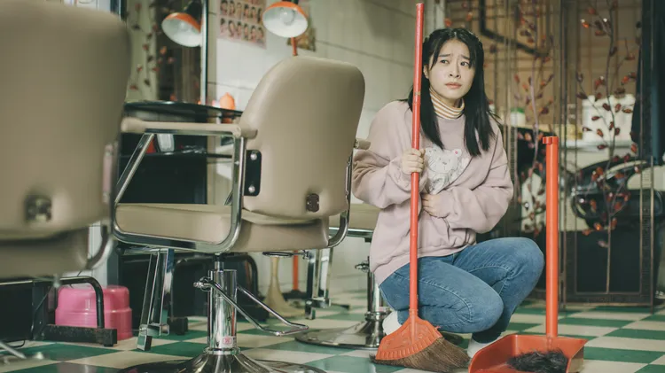 許莉廷劇中在美容院工讀當洗頭小妹。公視台語台提供