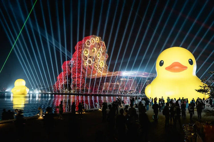 黃色小鴨燈光夜景。翻攝陳其邁臉書