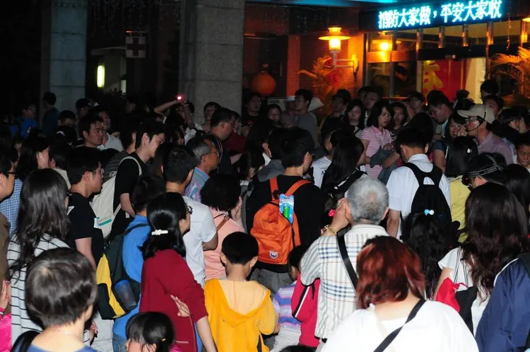 過去螢火蟲季的盛況。東勢林場提供