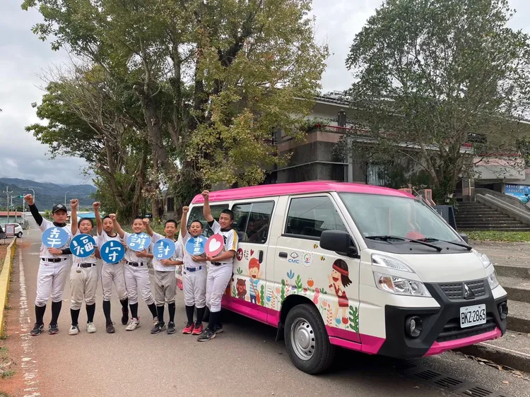 蓬萊少棒凝聚蘇澳、南澳村落愛打球的孩子，「幸福14號」點亮蘇花往返之路。業者提供