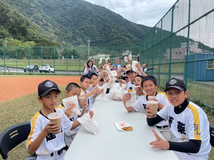 中華汽車為蓬萊少棒加油打氣，捐贈儀式後與孩子於球場上共享下午茶。業者提供