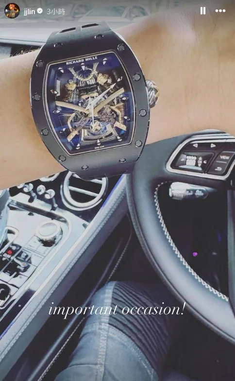 林俊傑秀手上名錶，武士造型十分華麗。翻攝林俊傑IG