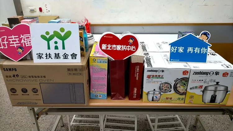 新北記者職業工會捐出電子鍋、吸塵器等物資，協助家扶中心。工會提供