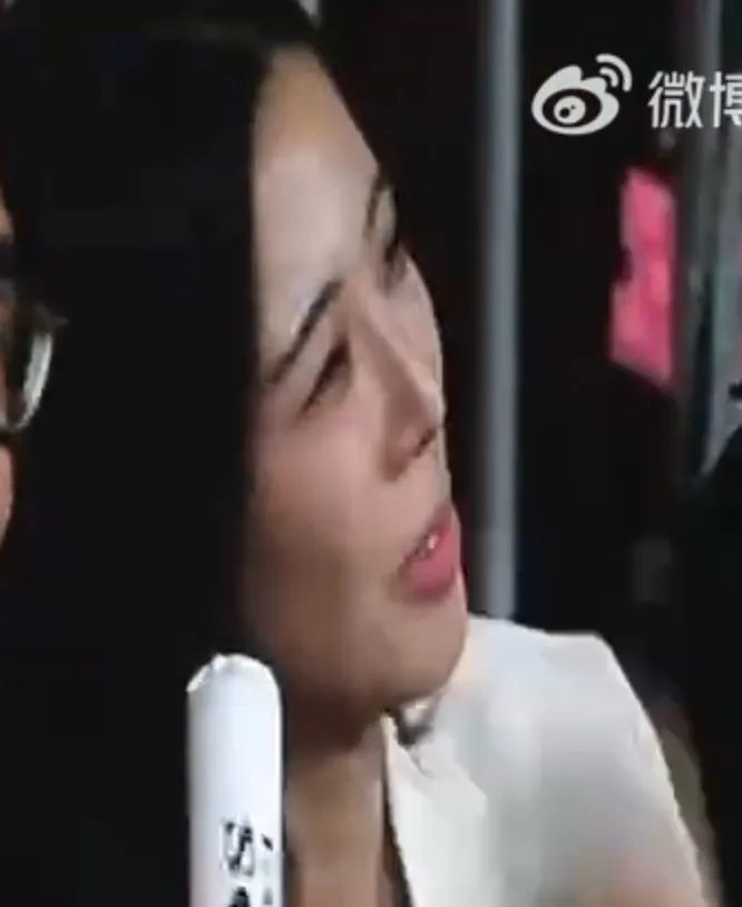 陶喆老婆Penny坐在台下聆聽。翻攝影片