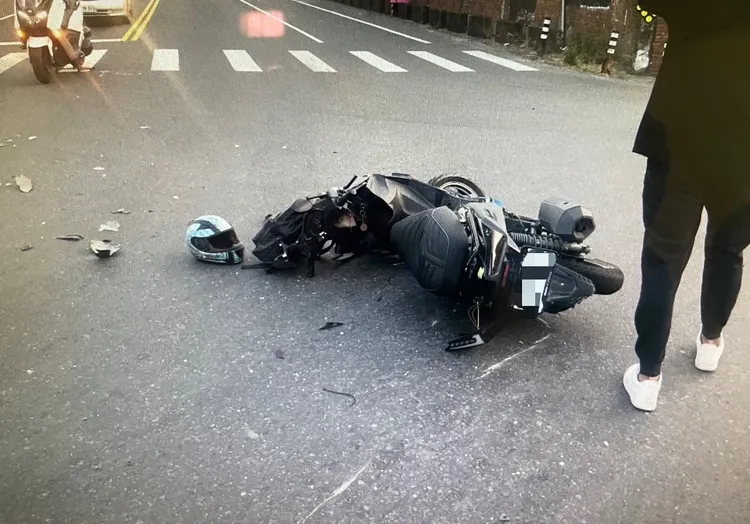 機車零件散落。翻攝畫面