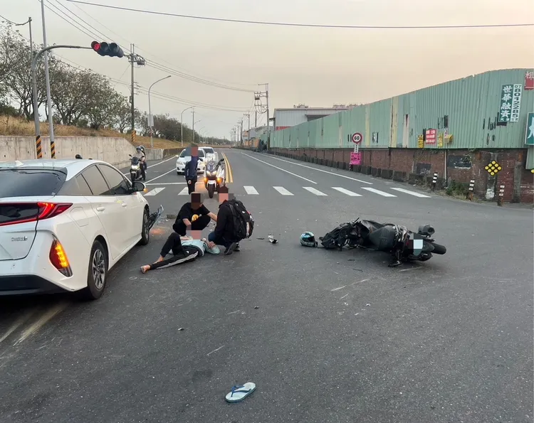 機車騎士被汽車撞飛，空中轉二圈落地。翻攝畫面