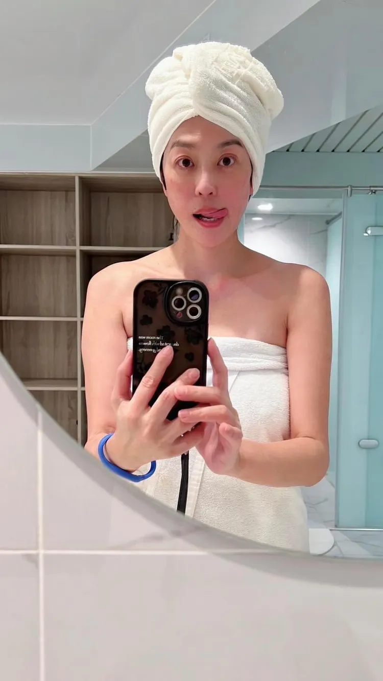 唐玲包起浴巾像另一個人。翻攝唐玲臉書