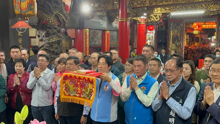 賴清德向白沙屯媽祖參拜。白沙屯拱天宮提供