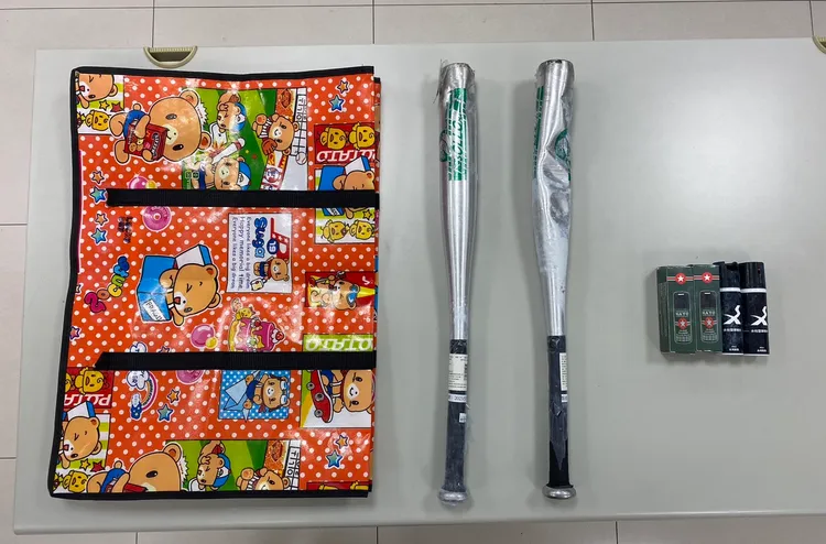 警方起獲棍棒、辣椒水。翻攝畫面