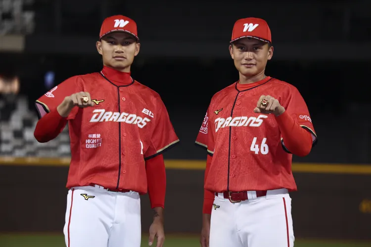 徐若熙(左)和劉基鴻迎接開季。  彭欣偉攝