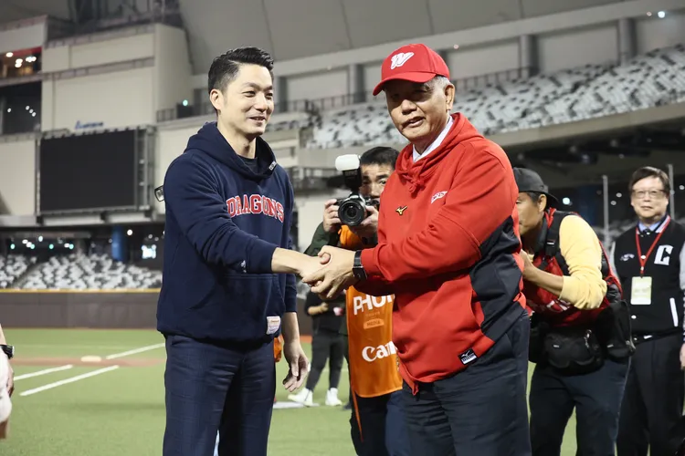 台北市長蔣萬安和味全龍董事長魏應充。  彭欣偉攝