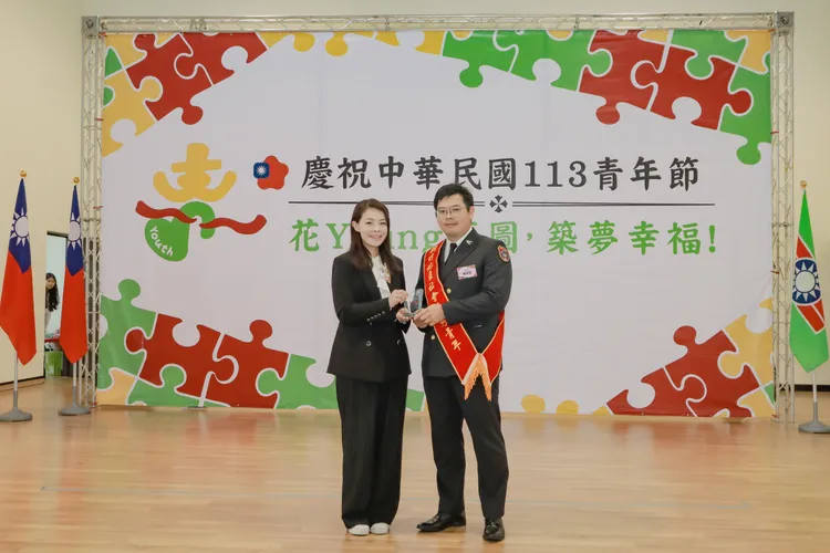 市長高虹安頒發優秀青年vfo給竹市消防局第一大隊竹光分隊員陳俊宏。新竹市府提供