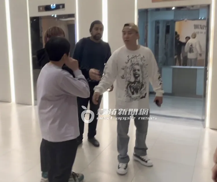 勝利搭電梯抵達展場樓層，與現場事先等候的工作人員握手問候。特勤中心攝